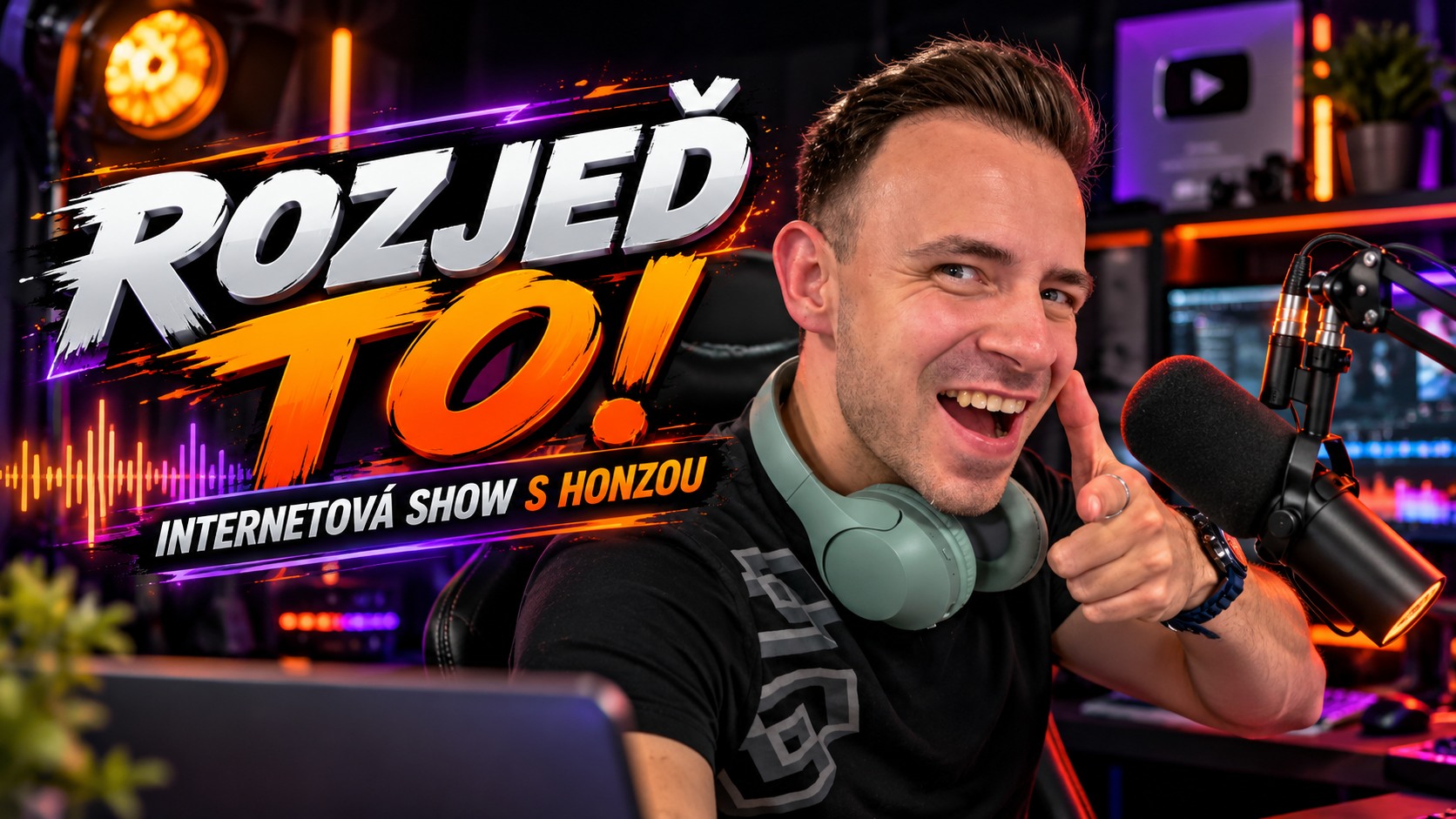 ROZJEĎ TO! — Internetová show s Honzou, moderátor u mikrofonu ve světelném studiu